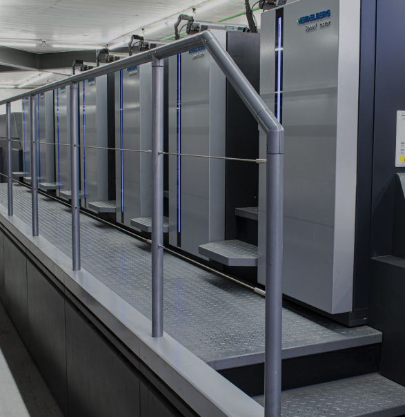 Impresora industrial mostrando impresión colorida